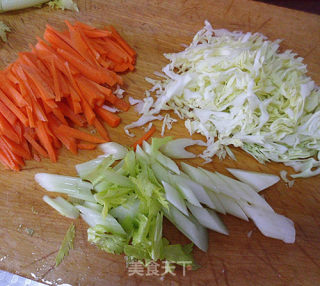 蚝油芹菜炒面的做法步骤：2