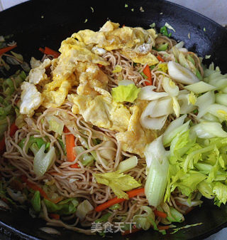 蚝油芹菜炒面的做法步骤：7