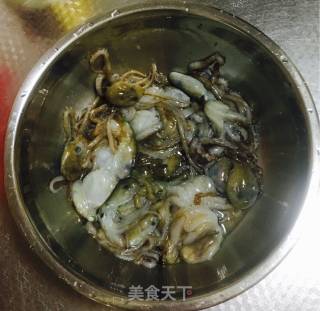 八爪鱼炒韭菜的做法步骤：1
