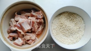 糯米荷叶蒸排骨的做法步骤：1