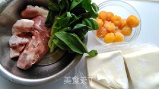 咸蛋黄菜肉大馄饨的做法步骤：1