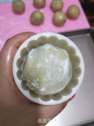 广式蛋黄豆沙月饼的做法步骤：16