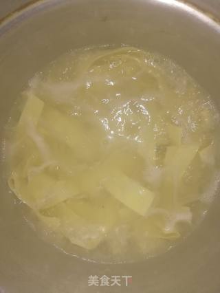 简易油泼面（馄饨皮版）的做法步骤：2