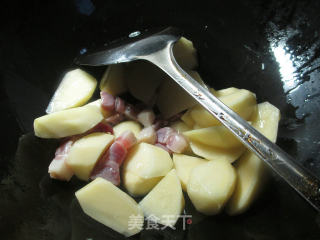 咸肉鸡毛菜煮土豆的做法步骤：2