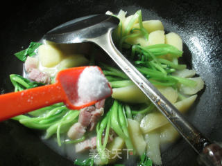 咸肉鸡毛菜煮土豆的做法步骤：5