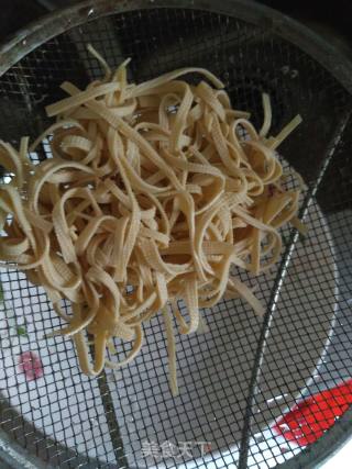 油炝豆腐皮的做法步骤：2