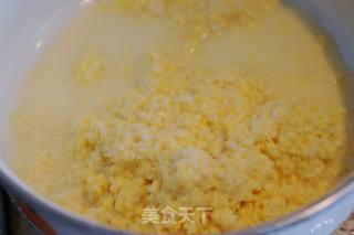 快手早餐——葱香嫩玉米饼的做法步骤：2