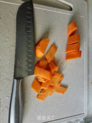 杂炒秋葵（洋葱胡萝卜青椒炒鸡蛋）的做法步骤：2
