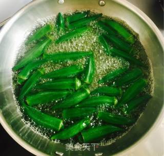 蒜蓉蚝油浇汁秋葵的做法步骤：1