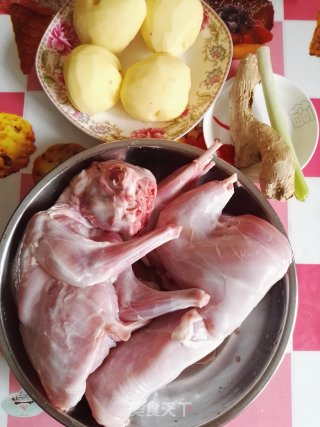 土豆炖兔肉的做法步骤：1