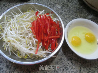 红椒鸡蛋炒绿豆芽的做法步骤：1