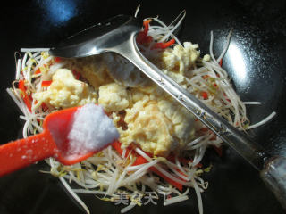 红椒鸡蛋炒绿豆芽的做法步骤：6