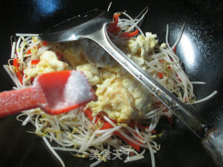 红椒鸡蛋炒绿豆芽的做法步骤：7