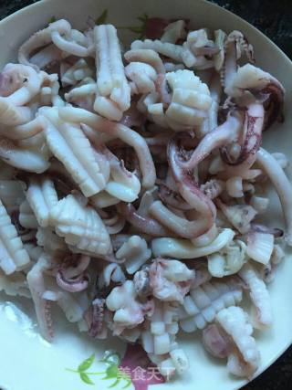 鱿鱼炒豆芽的做法步骤：1