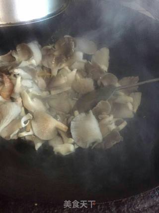 肉片炒平菇的做法步骤：2