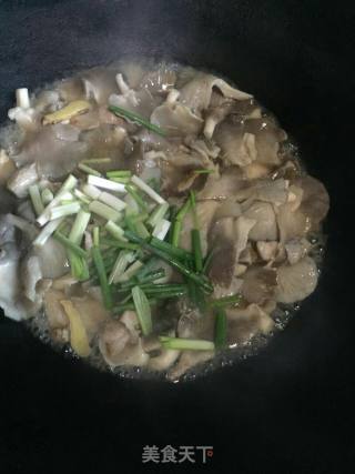 肉片炒平菇的做法步骤：3