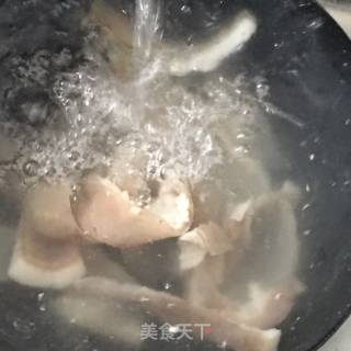 猪肉皮冻的做法步骤：1