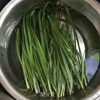 蛋皮炒韭菜的做法步骤：1