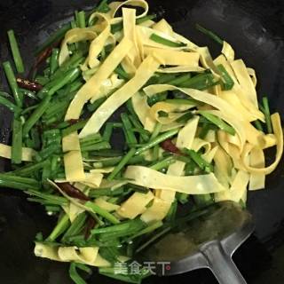 蛋皮炒韭菜的做法步骤：11