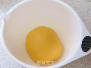 属于春天滴色彩。【向日葵豆沙面包】的做法步骤：6