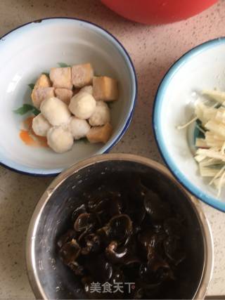 金针木耳鱼丸汤的做法步骤：1