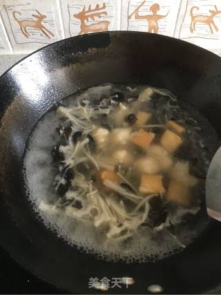 金针木耳鱼丸汤的做法步骤：4