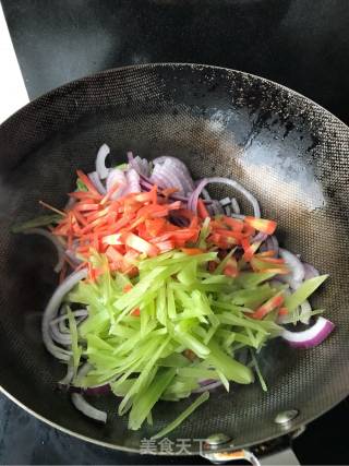 洋葱青笋胡萝卜的做法步骤：5