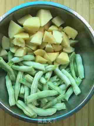 芸豆土豆炖五花肉的做法步骤：2