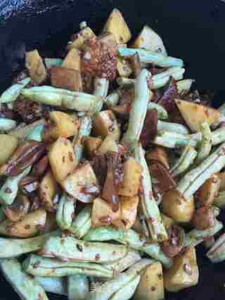 芸豆土豆炖五花肉的做法步骤：6
