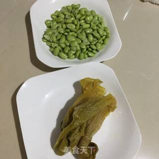 酸菜肉丝炒毛豆的做法步骤：1