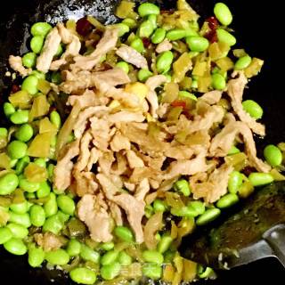 酸菜肉丝炒毛豆的做法步骤：9
