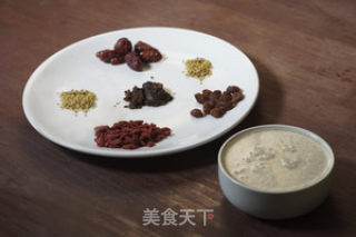 【小森妈妈菜谱】美容红枣桂圆枸杞酒酿汤的做法步骤：1
