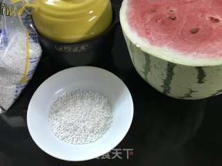 西瓜西米露的做法步骤：1