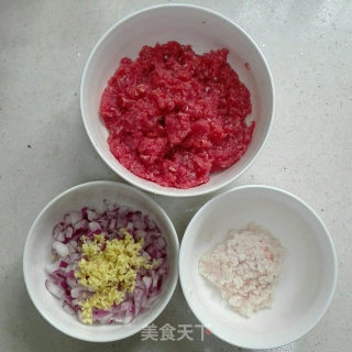 牛肉洋葱馅饼的做法步骤：1