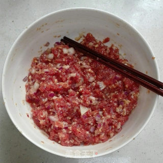 牛肉洋葱馅饼的做法步骤：2