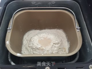 鹅肝酱牛肉汉堡的做法步骤：1