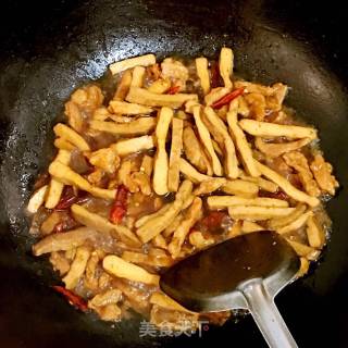 青椒肉丝炒豆腐干的做法步骤：7