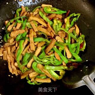 青椒肉丝炒豆腐干的做法步骤：8