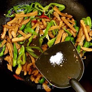 青椒肉丝炒豆腐干的做法步骤：9