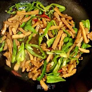 青椒肉丝炒豆腐干的做法步骤：10