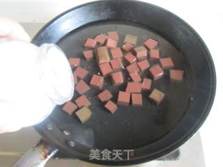 韭菜薹炒鸭血的做法步骤：2