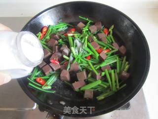 韭菜薹炒鸭血的做法步骤：6