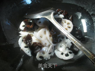 黑木耳炒莲藕的做法步骤：4
