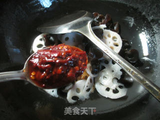 黑木耳炒莲藕的做法步骤：7