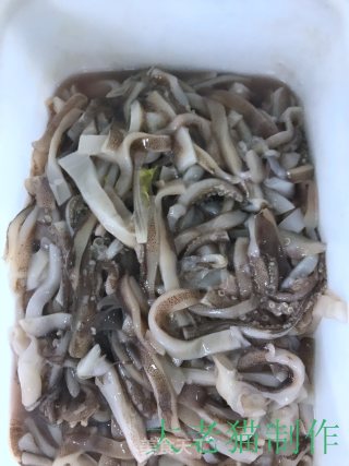 尖椒炒鱿鱼的做法步骤：1