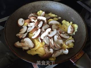 香菇炒鸡蛋的做法步骤：4