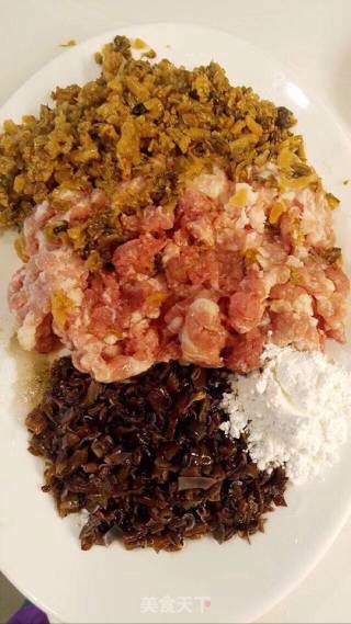 梅菜木耳肉饼的做法步骤：1