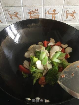 西兰鲍菇炒牛肉的做法步骤：6