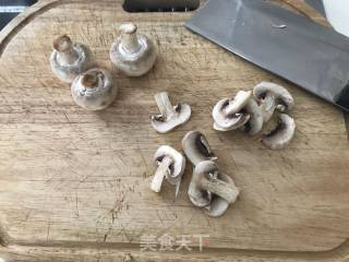 青菜口蘑油面筋的做法步骤：3
