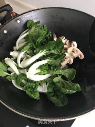 青菜口蘑油面筋的做法步骤：6